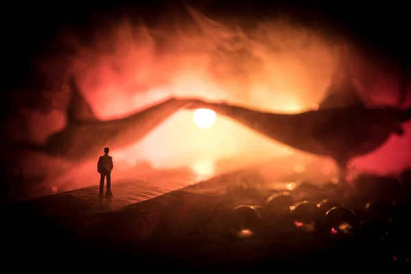 Koncept Lampy Přání Silueta Muže Stojícího Uprostřed Silnice Mlhavé Noci — Stock fotografie