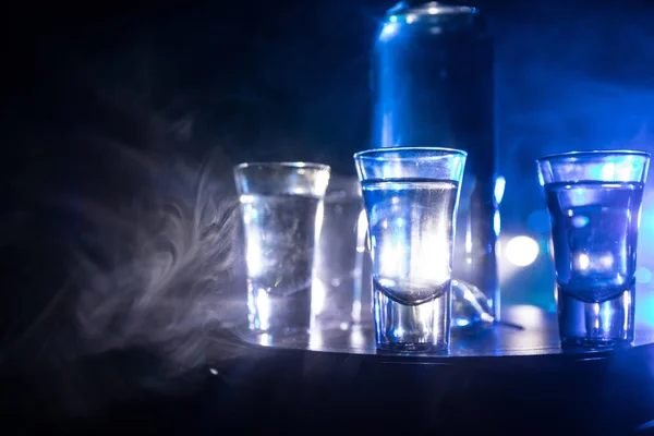 Uma Bela Garrafa Com Vodka Fica Uma Mesa Madeira Com — Fotografia de Stock