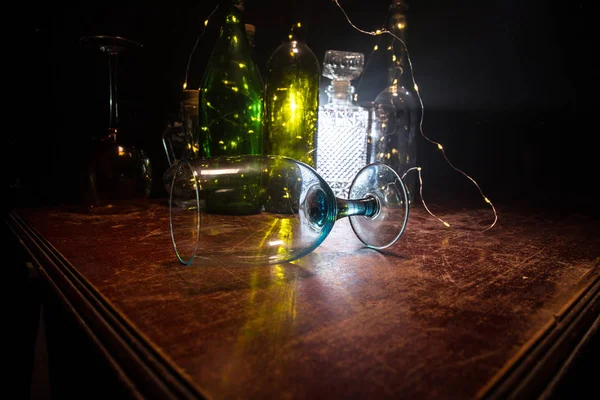 Copa Vino Sobre Mesa Madera Con Hermosas Luces Tonificadas Fondo — Foto de Stock