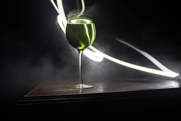 Copa Vino Sobre Mesa Madera Con Hermosas Luces Tonificadas Fondo —  Fotos de Stock