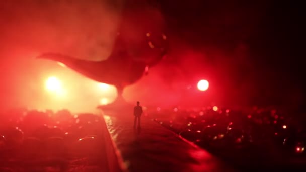 Концепція Бажань Силует Чоловіка Стоїть Посеред Дороги Туманну Ніч Гігантським — стокове відео