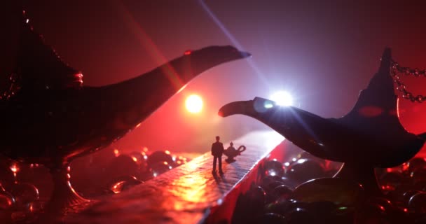 Концепція Бажань Силует Чоловіка Стоїть Посеред Дороги Туманну Ніч Гігантським — стокове відео