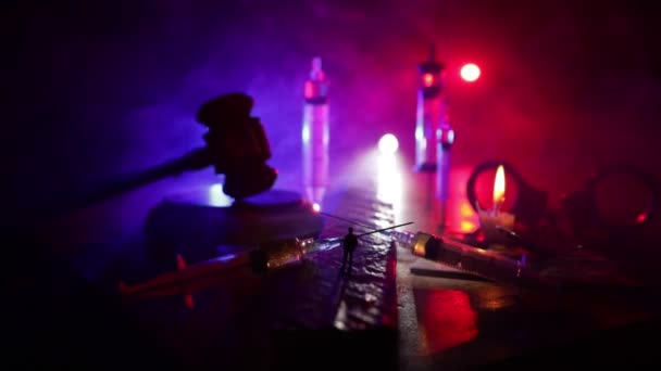 Концепция Проблемы Наркотиков Силуэт Мужчины Стоящего Посреди Дороги Туманную Ночь — стоковое видео