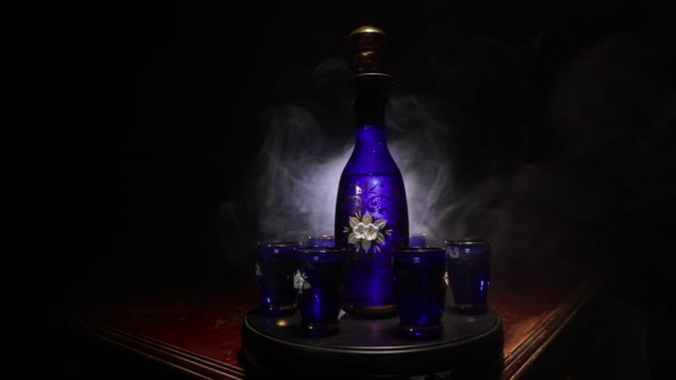 Una Bella Caraffa Blu Con Vodka Trova Tavolo Legno Con — Video Stock