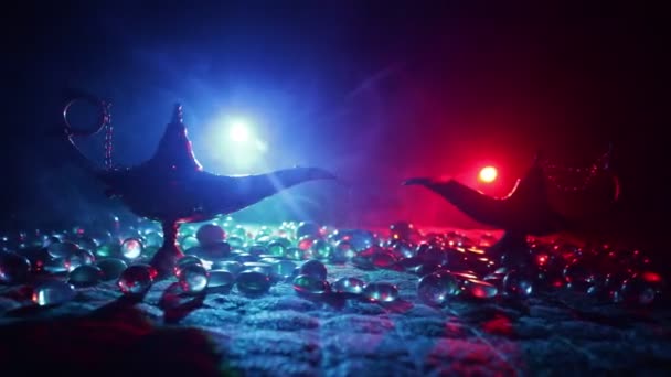 Концепция Светильника Желаний Силуэт Человека Стоящего Посреди Дороги Туманную Ночь — стоковое видео