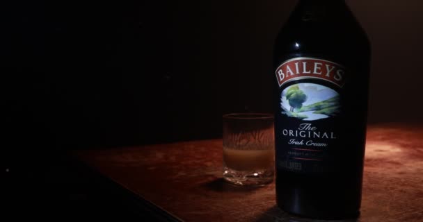 Baku Azerbaijan Feb 2020 Baileys Irish Cream Licor Irlandés Whisky — Vídeos de Stock