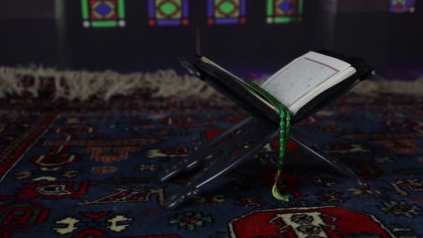 Heilige Moslim Koran Oostelijk Tapijt Moskee Islamitisch Boek Koran Met — Stockvideo