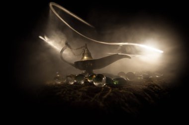 Antik Aladdin Arap geceleri, yumuşak beyaz dumanlı, karanlık arka planlı, cin tarzı yağ lambası. Dilek lambası konsepti