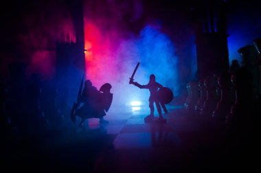 Süvari ve satranç tahtası üzerinde piyade ile ortaçağ savaş sahnesi. Satranç oyununu kavramı iş fikirleri ve rekabet ve strateji fikirler duman ve sis karanlık bir arka plan üzerinde satranç figürleri.