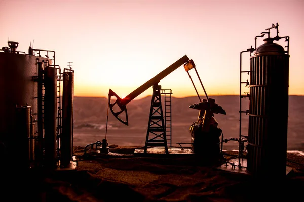 Ölpumpe Und Ölraffinerie Bei Sonnenuntergang Energieindustrielles Konzept Selektiver Fokus Kreative — Stockfoto