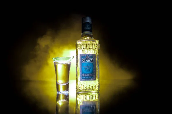 Baku Azerbaijan Juni 2019 Olmeca Tequila Auf Einem Holztisch Vor — Stockfoto