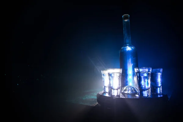 Una Hermosa Jarra Con Vodka Está Sobre Una Mesa Madera — Foto de Stock