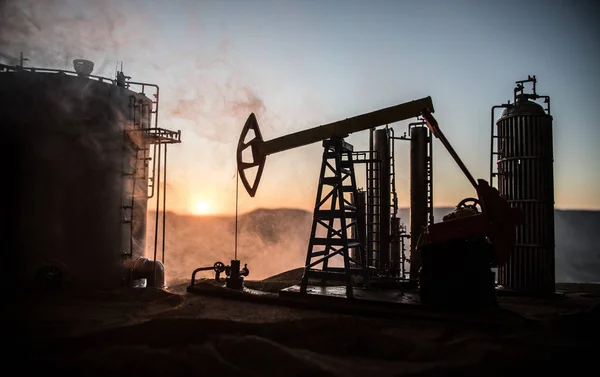 Εργοστάσιο Άντλησης Πετρελαίου Και Διύλισης Πετρελαίου Ηλιοβασίλεμα Ενεργειακή Βιομηχανική Έννοια — Φωτογραφία Αρχείου