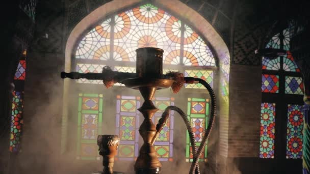 胡卡炽热的煤块在什沙碗上 在阿拉伯内部形成蒸汽云 地毯上的东方饰物 色彩艳丽的东方沙司在黑暗中背光 — 图库视频影像
