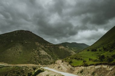 Bisikletli dağ yolu. Yüksek dağlardaki puslu dağ yolu dağ yollu bulutlu gökyüzü. Azerbaycan doğası