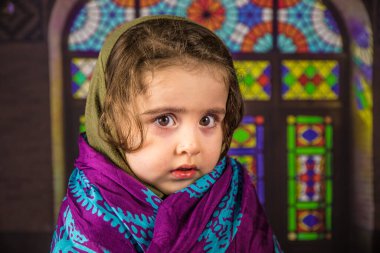 İçeride tesettürlü mutlu Müslüman kız. Genç Müslüman bir kızın portresi