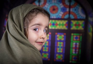 İçeride tesettürlü mutlu Müslüman kız. Genç Müslüman bir kızın portresi