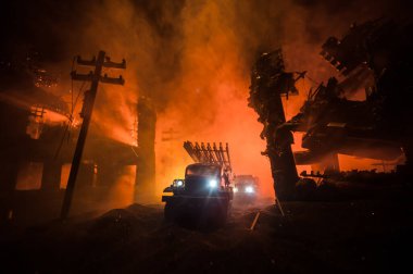 Ateş bulutlu roket fırlatma. Savaş sahnesinde roket füzeleri ve savaş başlığıyla Kasvetli Gökyüzüne nişan alınmıştı. Sovyet roket fırlatıcısı Savaş Arkaplanda. Yaratıcı bileşim.