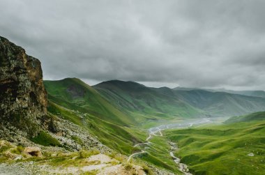 Bisikletli dağ yolu. Yüksek dağlardaki puslu dağ yolu dağ yollu bulutlu gökyüzü. Azerbaycan doğası