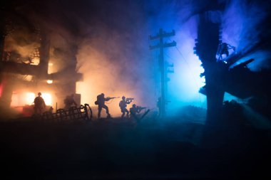 Savaş Konsepti. Askeri siluetler savaş sisli gökyüzü arka planında savaş sahnesi, Dünya Savaşı Askerleri Silueti Bulutlu Gökyüzünün Altında Gece. Harap olmuş şehirde savaş. Seçici odak