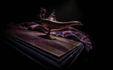 Antik Aladdin Arap geceleri, yumuşak beyaz dumanlı, karanlık arka planlı, cin tarzı yağ lambası. Dilek lambası konsepti
