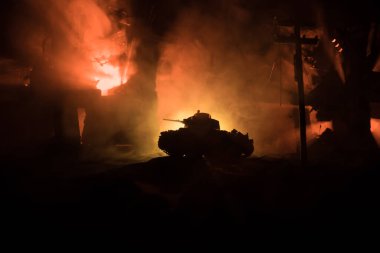 Savaş Konsepti. Askeri siluetler savaş sisli gökyüzü arka planında savaş sahnesi, Dünya Savaşı Askerleri Silueti Bulutlu Gökyüzünün Altında Gece. Harap olmuş şehirde savaş. Seçici odak