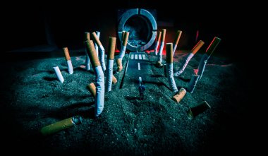 Sigara içilmiyor. Sigaralı yaratıcı tablo dekorasyonu. Sigara kansere neden olur ve öldürür. Ölüme giden yol. Sigarayla ölüm hücresi. Seçici odak