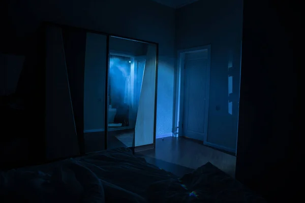 Ett Läskigt Sovrum Landskap Silhuett Skrämmande Person Stående Återspeglas Spegeln — Stockfoto