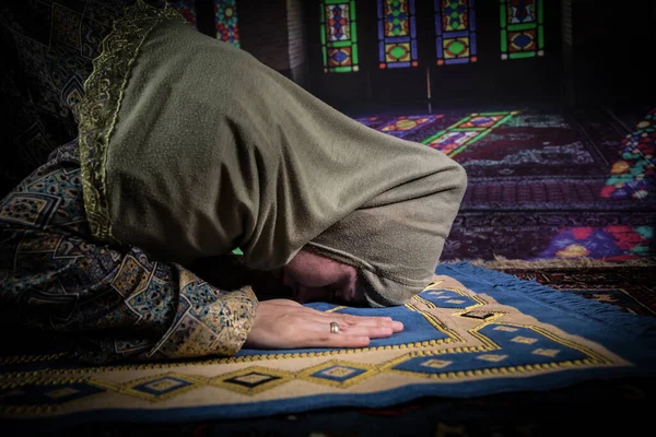 Muzułmanka Modląca Się Allaha Muzułmańskiego Boga Meczecie Ręce Muzułmanki Dywanie — Zdjęcie stockowe