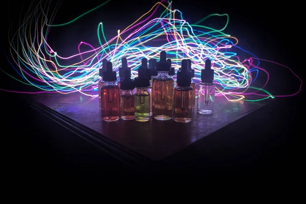 Vape Concept Rook Wolken Vape Vloeibare Flessen Donkere Achtergrond Lichteffecten — Stockfoto