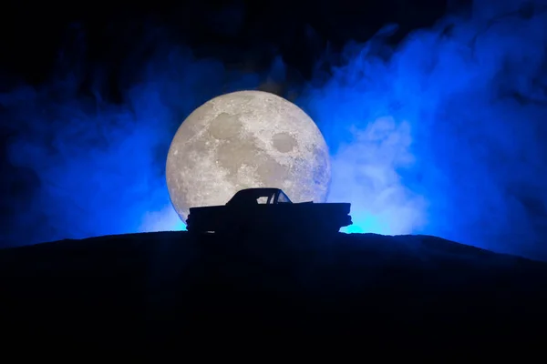 Silhueta Carro Dois Amantes Dentro Com Fundo Lunar Casal Feliz — Fotografia de Stock