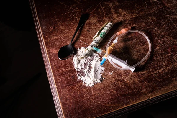 麻醉药品问题概念 木制桌子上的毒品注射器和毒品属性 拥有和销售毒品应依法受到惩罚 创意艺术品装饰 — 图库照片