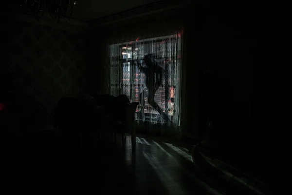 Odanın Penceresinde Duran Bir Adamın Silüeti Karanlık Ruh Hali Kavramsal — Stok fotoğraf