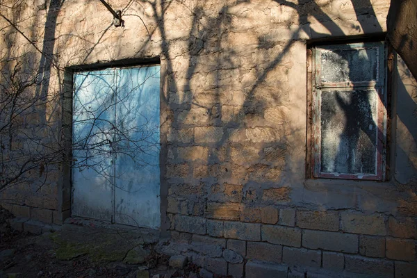 Terk Edilmiş Eski Bir Kışın Gün Batımında Ormanda Terk Edilmiş — Stok fotoğraf