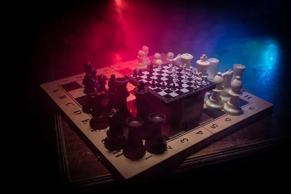 Schachbrettspiel Konzept Von Geschäftsideen Und Wettbewerb Schachfiguren Auf Dunklem Hintergrund — Stockfoto