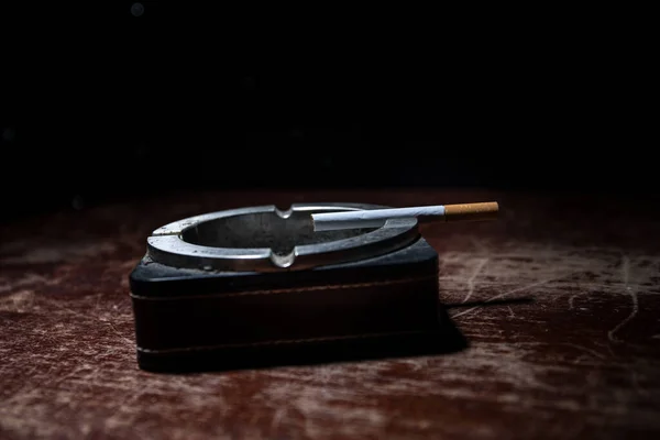 禁止吸烟的概念 用香烟装饰有创意的艺术品桌子 香烟会导致癌症和死亡 木制桌子烟灰缸上的香烟 — 图库照片