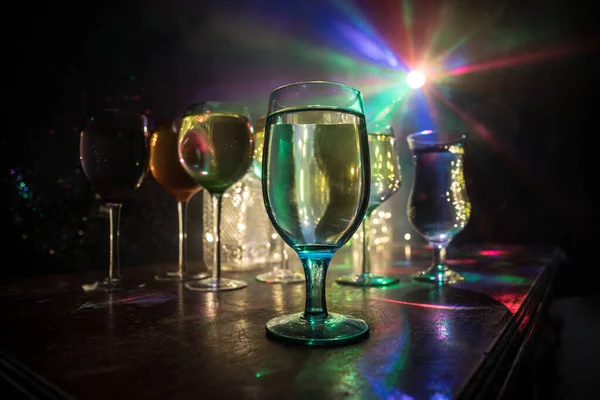 Copa Vino Sobre Mesa Madera Con Hermosas Luces Tonificadas Fondo — Foto de Stock