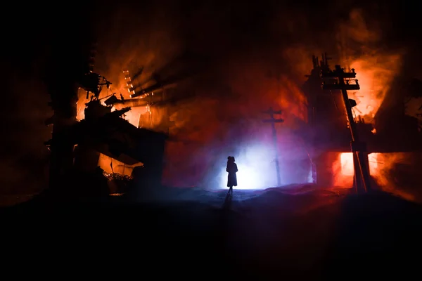 Mãe Carregando Seu Filho Cidade Destruída Uma Cara Terrível Conceito — Fotografia de Stock