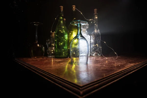 木制桌子上的酒杯 背景上有柔和的灯光 深色背景下的酒杯 有选择的重点 俱乐部饮料概念 — 图库照片