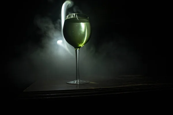 Kielich Wina Drewnianym Stole Pięknymi Stonowanymi Światłami Tle Szklanki Wina — Zdjęcie stockowe