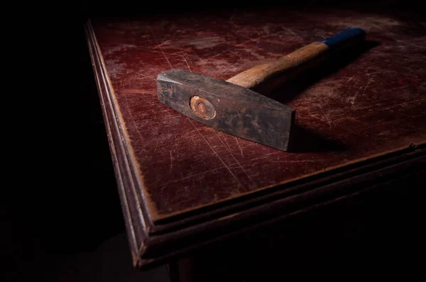 Alter Oldtimer Hammer Auf Einem Holztisch Vor Dunkel Getöntem Nebelhintergrund — Stockfoto