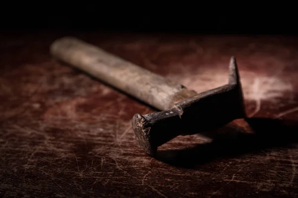 Alter Oldtimer Hammer Auf Einem Holztisch Vor Dunkel Getöntem Nebelhintergrund — Stockfoto
