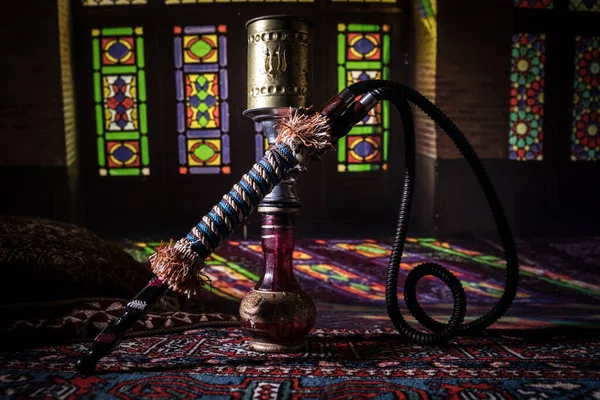 胡卡炽热的煤块在什沙碗上 在阿拉伯内部形成蒸汽云 地毯上的东方饰物 色彩艳丽的东方沙司在黑暗中背光 — 图库照片