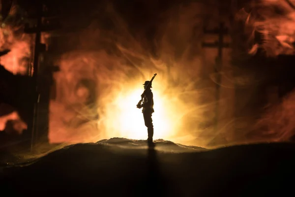 Conceito Guerra Silhuetas Militares Lutando Cena Fundo Céu Nevoeiro Guerra — Fotografia de Stock