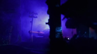 Savaş Konsepti. Askeri siluetler savaş sisli gökyüzü arka planında savaş sahnesi, Dünya Savaşı Askerleri Silueti Bulutlu Gökyüzünün Altında Gece. Harap olmuş şehirde savaş. Seçici odak