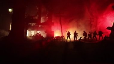 Savaş Konsepti. Askeri siluetler savaş sisli gökyüzü arka planında savaş sahnesi, Dünya Savaşı Askerleri Silueti Bulutlu Gökyüzünün Altında Gece. Harap olmuş şehirde savaş. Seçici odak