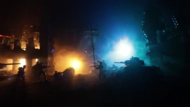 Savaş Konsepti. Askeri siluetler savaş sisli gökyüzü arka planında savaş sahnesi, Dünya Savaşı Askerleri Silueti Bulutlu Gökyüzünün Altında Gece. Harap olmuş şehirde savaş. Seçici odak