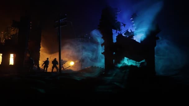 战争概念 军事轮廓在战争的雾天背景下的战斗场景 第二次世界大战的士兵轮廓在乌云的天空下的夜晚 在被毁的城市战斗 有选择的重点 — 图库视频影像