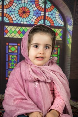 İçeride tesettürlü mutlu Müslüman kız. Genç Müslüman bir kızın portresi