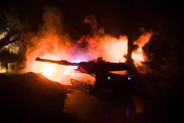 Savaş Konsepti. Zırhlı araç siluet savaş sahnesi sisli gökyüzü arka planında gece. Amerikan tankı savaşmaya hazır. Yaratıcı dekorasyon